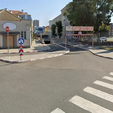 The House 2 בורגאס